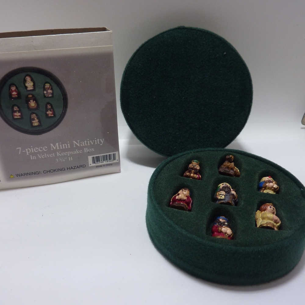 Vintage Dicksons 7 Piece Miniature Nativity in Velvet Keepsake Box 0.8"